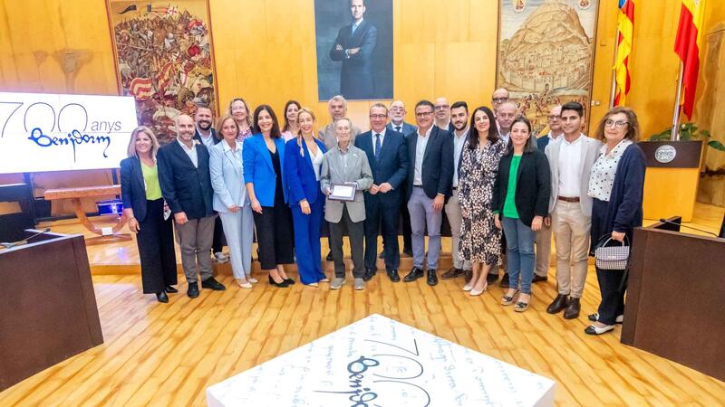 José Luis Sarrió García recibe el reconocimiento como Vecino Ejemplar de Benidorm 2025