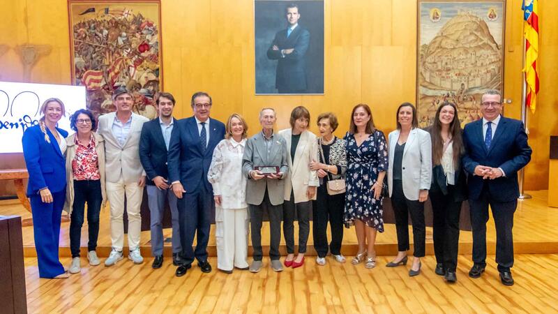 José Luis Sarrió García recibe el reconocimiento como Vecino Ejemplar de Benidorm 2025
