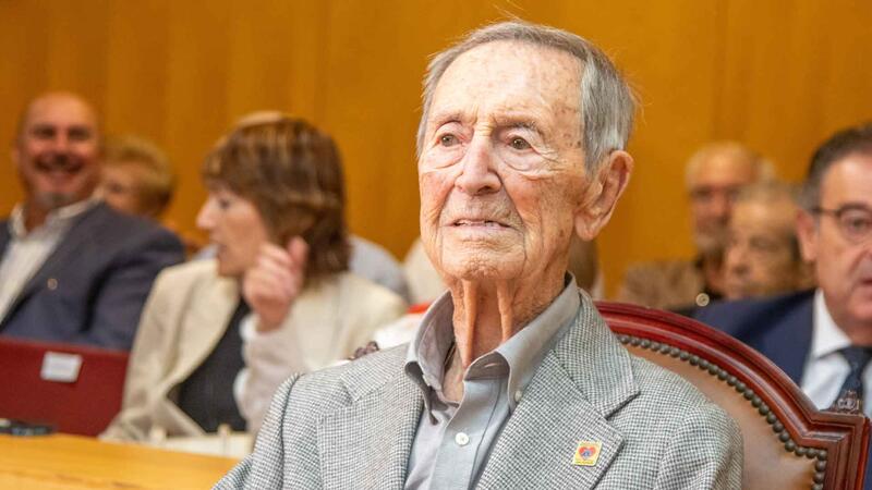 José Luis Sarrió García recibe el reconocimiento como Vecino Ejemplar de Benidorm 2025