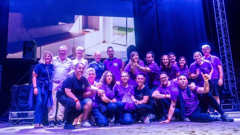 Milers de penyistes gaudixen en el Julio Iglesias amb el Concurs de Playbacks