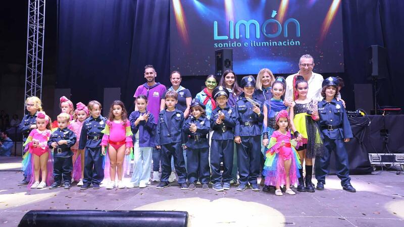 Milers de penyistes gaudixen en el Julio Iglesias amb el Concurs de Playbacks