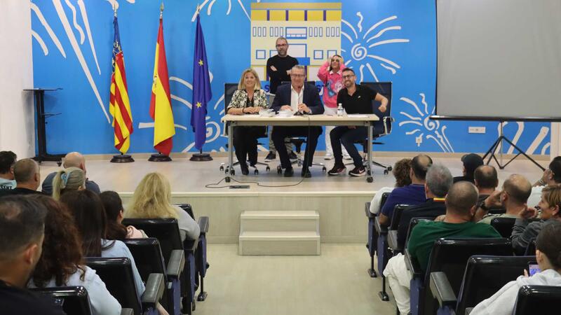 Benidorm impulsa la conscienciació sobre el reciclatge amb el repartiment a les penyes de contenidors d