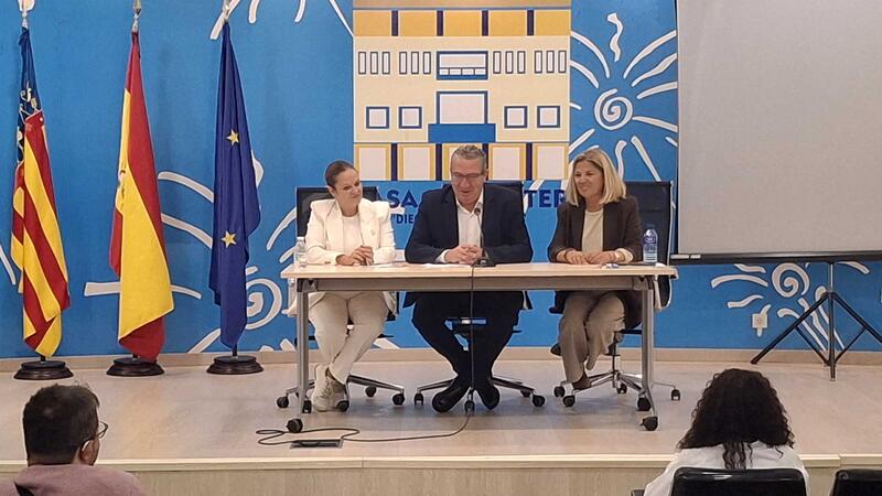 Benidorm impulsa la conscienciació sobre el reciclatge amb el repartiment a les penyes de contenidors d