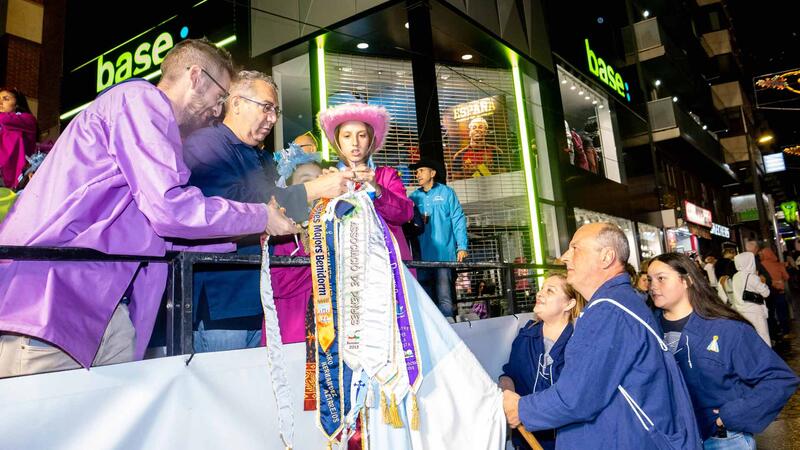 Benidorm vive una noche de alegría y color con la multitudinaria ‘Entrada de Penyes’