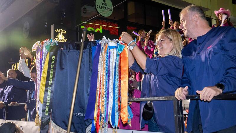 Benidorm vive una noche de alegría y color con la multitudinaria ‘Entrada de Penyes’