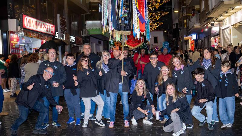 Benidorm vive una noche de alegría y color con la multitudinaria ‘Entrada de Penyes’