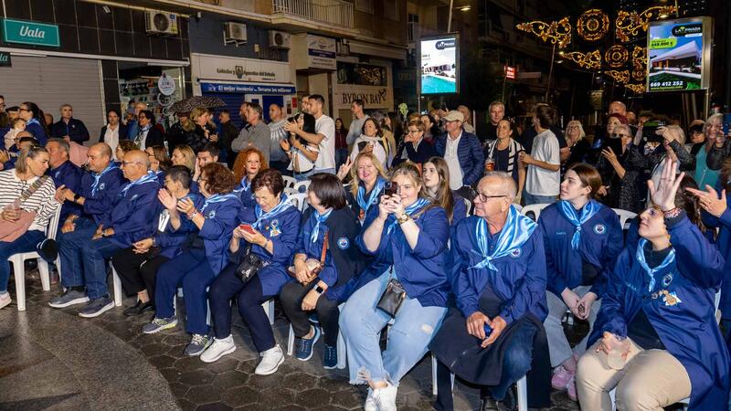 Benidorm vive una noche de alegría y color con la multitudinaria ‘Entrada de Penyes’