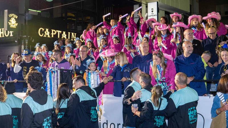 Benidorm vive una noche de alegría y color con la multitudinaria ‘Entrada de Penyes’