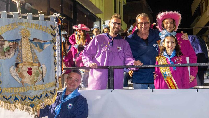 Benidorm vive una noche de alegría y color con la multitudinaria ‘Entrada de Penyes’