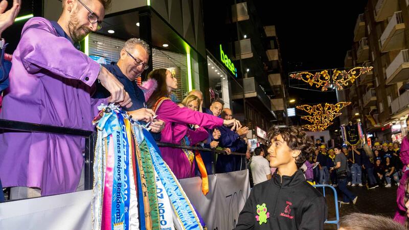 Benidorm vive una noche de alegría y color con la multitudinaria ‘Entrada de Penyes’