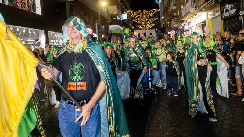 Benidorm vive una noche de alegría y color con la multitudinaria ‘Entrada de Penyes’