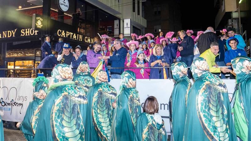 Benidorm vive una noche de alegría y color con la multitudinaria ‘Entrada de Penyes’