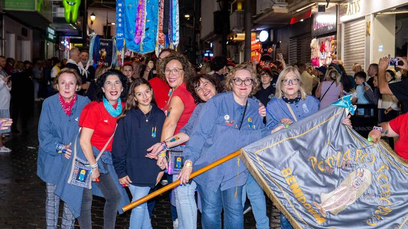 Benidorm vive una noche de alegría y color con la multitudinaria ‘Entrada de Penyes’