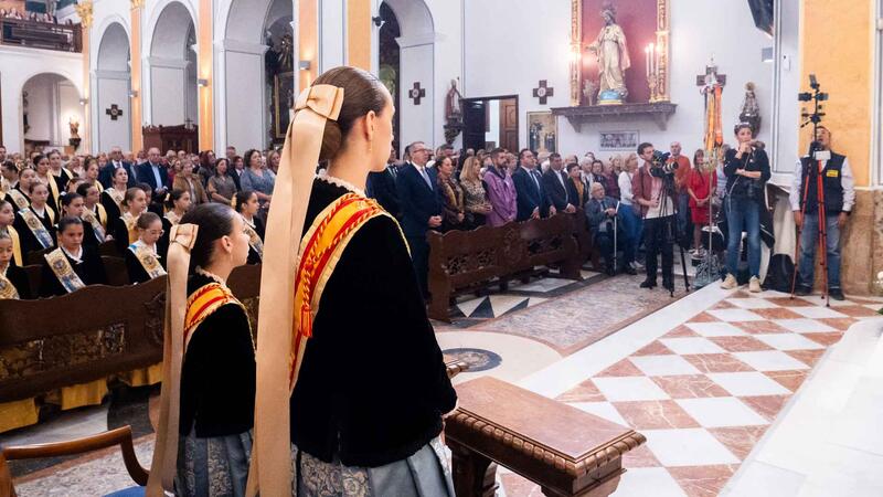Benidorm celebra el dia gran de la Mare de Déu amb una multitudinària missa i una mascletà eixordadora