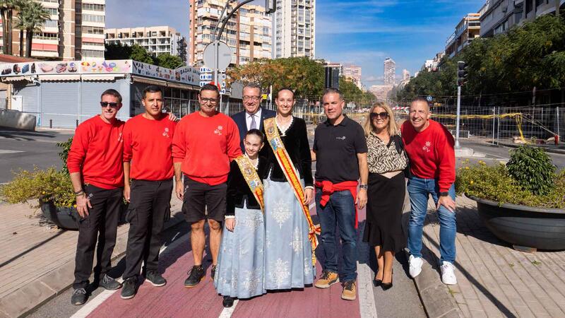 Benidorm celebra el dia gran de la Mare de Déu amb una multitudinària missa i una mascletà eixordadora