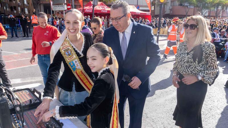 Benidorm celebra el dia gran de la Mare de Déu amb una multitudinària missa i una mascletà eixordadora