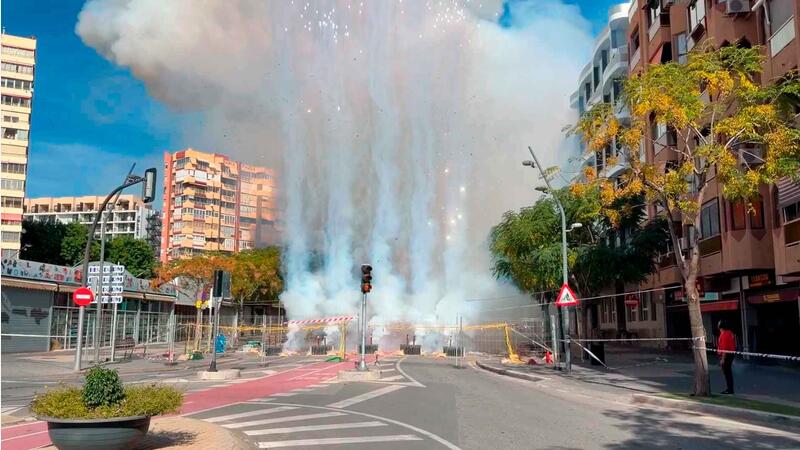 Benidorm celebra el dia gran de la Mare de Déu amb una multitudinària missa i una mascletà eixordadora