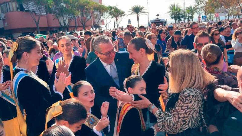 Benidorm celebra el dia gran de la Mare de Déu amb una multitudinària missa i una mascletà eixordadora