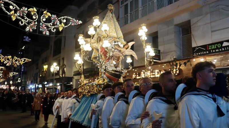 Benidorm honra al seu patró amb una solemne processó pels carrers del barri antic