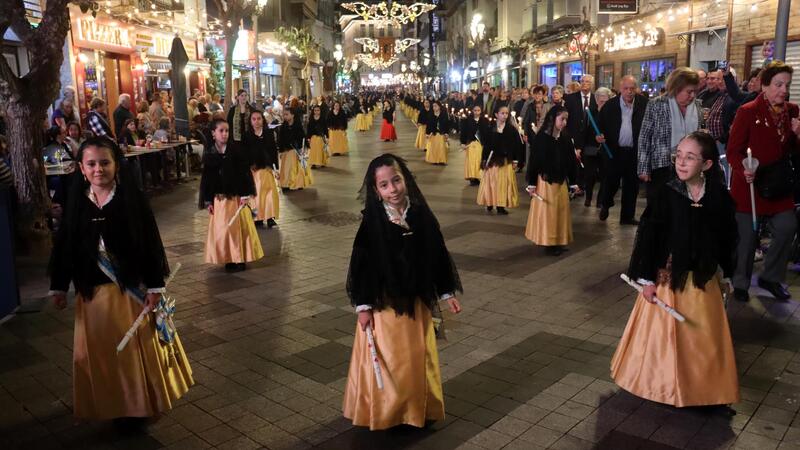 Benidorm honra al seu patró amb una solemne processó pels carrers del barri antic