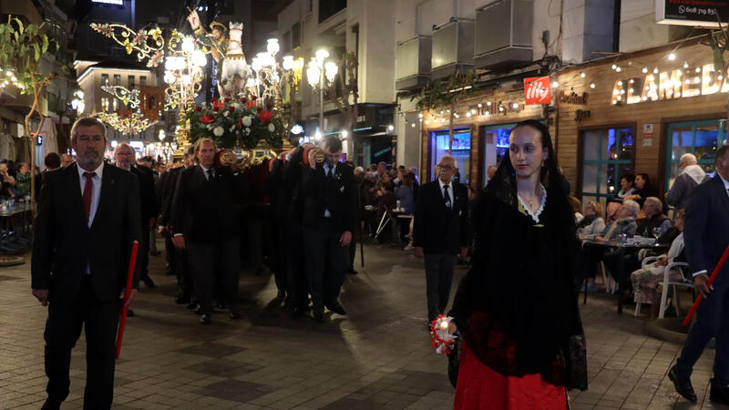 Benidorm honra al seu patró amb una solemne processó pels carrers del barri antic
