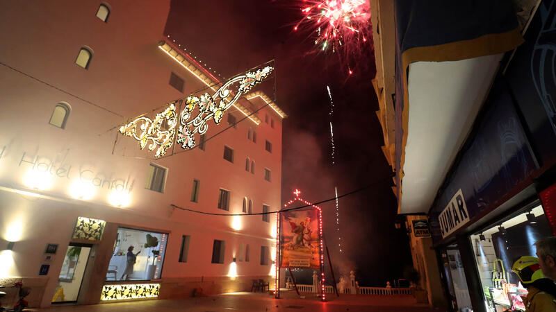 Benidorm honra al seu patró amb una solemne processó pels carrers del barri antic