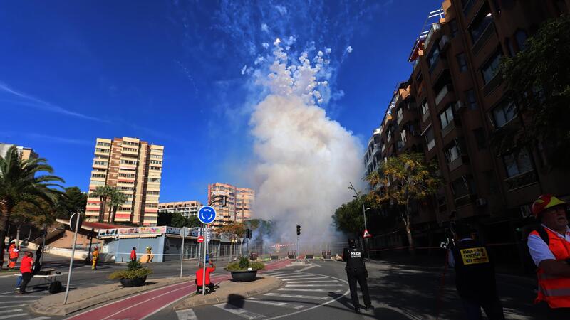 Benidorm rendix record als difunts i vibra al migdia amb una eixordadora mascletà