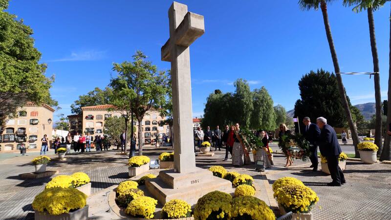 Benidorm rendix record als difunts i vibra al migdia amb una eixordadora mascletà