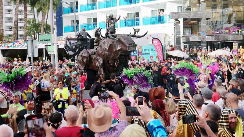 Milers de britànics prenen el relleu i omplin de disfresses els carrers de Benidorm amb la ‘Fancy Dress Party’