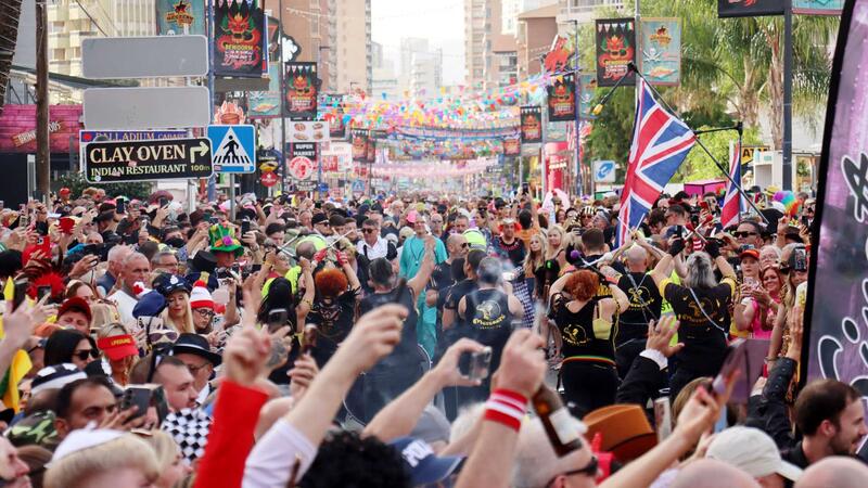 Milers de britànics prenen el relleu i omplin de disfresses els carrers de Benidorm amb la ‘Fancy Dress Party’