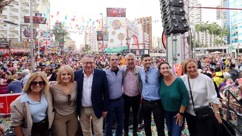 Milers de britànics prenen el relleu i omplin de disfresses els carrers de Benidorm amb la ‘Fancy Dress Party’
