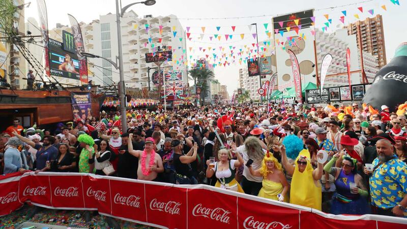 Milers de britànics prenen el relleu i omplin de disfresses els carrers de Benidorm amb la ‘Fancy Dress Party’