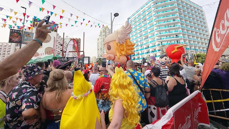 Milers de britànics prenen el relleu i omplin de disfresses els carrers de Benidorm amb la ‘Fancy Dress Party’