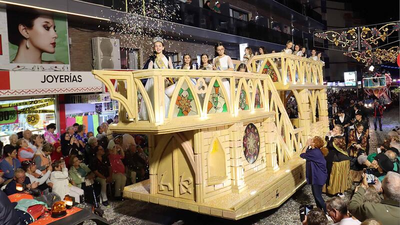 La Desfilada de Carrosses i un aplaudit castell de focs artificials culminen les Festes Majors Patronals de Benidorm