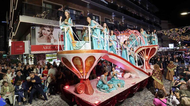 La Desfilada de Carrosses i un aplaudit castell de focs artificials culminen les Festes Majors Patronals de Benidorm