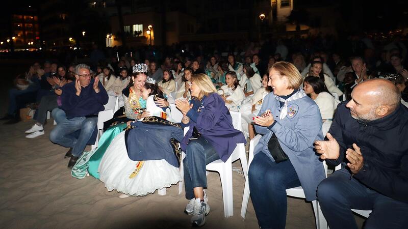 La Desfilada de Carrosses i un aplaudit castell de focs artificials culminen les Festes Majors Patronals de Benidorm