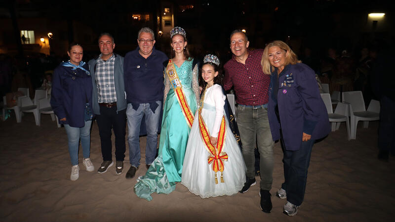 La Desfilada de Carrosses i un aplaudit castell de focs artificials culminen les Festes Majors Patronals de Benidorm