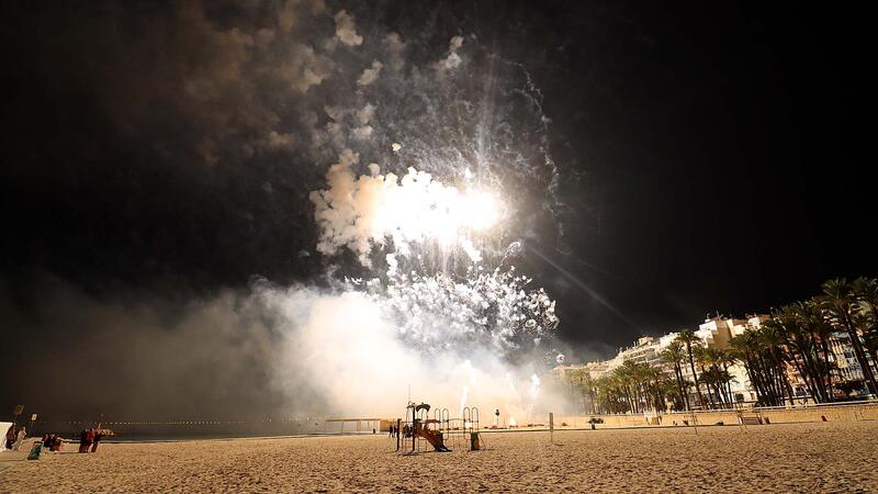 La Desfilada de Carrosses i un aplaudit castell de focs artificials culminen les Festes Majors Patronals de Benidorm