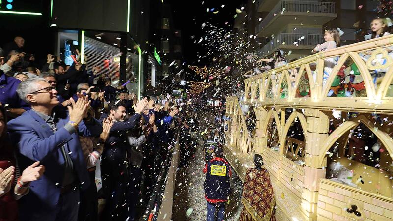 La Desfilada de Carrosses i un aplaudit castell de focs artificials culminen les Festes Majors Patronals de Benidorm