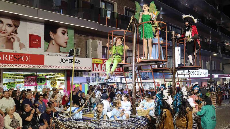 La Desfilada de Carrosses i un aplaudit castell de focs artificials culminen les Festes Majors Patronals de Benidorm