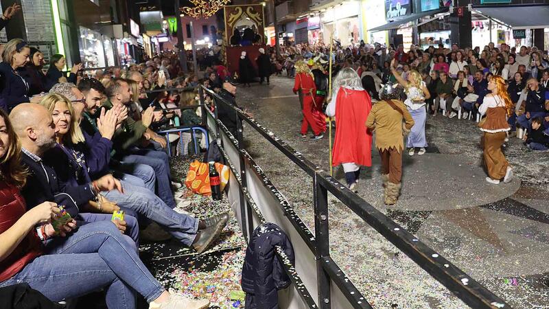 La Desfilada de Carrosses i un aplaudit castell de focs artificials culminen les Festes Majors Patronals de Benidorm