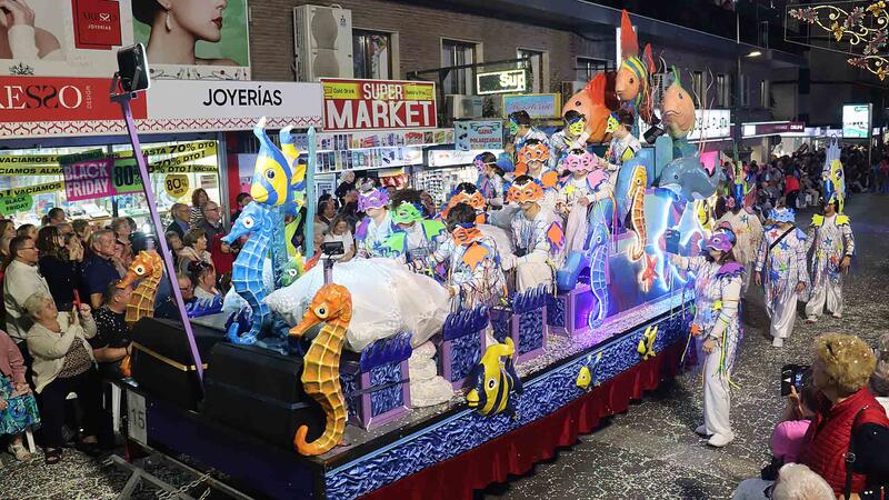 La Desfilada de Carrosses i un aplaudit castell de focs artificials culminen les Festes Majors Patronals de Benidorm