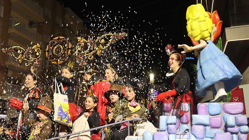 La Desfilada de Carrosses i un aplaudit castell de focs artificials culminen les Festes Majors Patronals de Benidorm