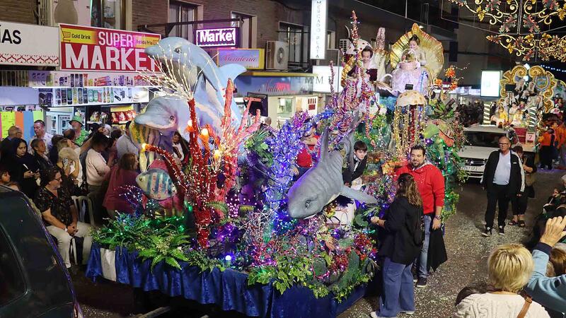 La Desfilada de Carrosses i un aplaudit castell de focs artificials culminen les Festes Majors Patronals de Benidorm