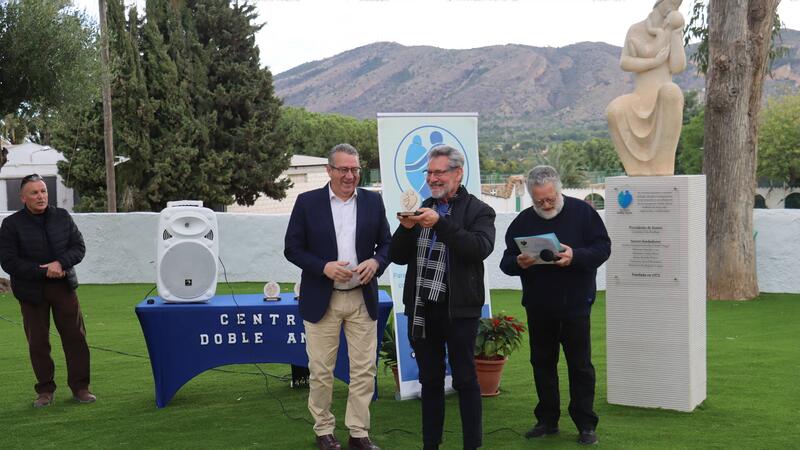 El Doble Amor homenatja els seus fundadors amb el trasllat de la imatge de la Verge i la remodelació del jardí