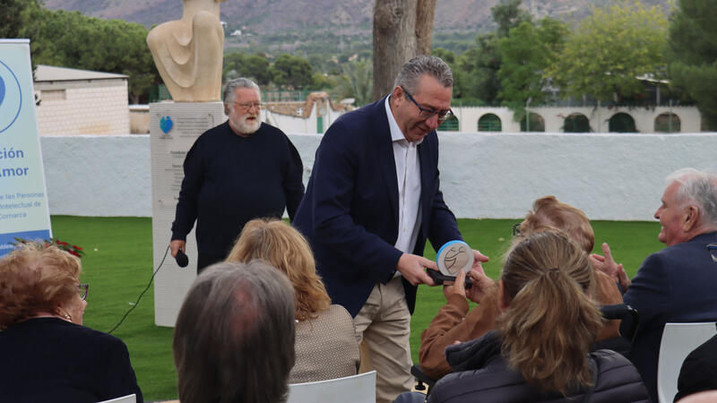 El Doble Amor homenatja els seus fundadors amb el trasllat de la imatge de la Verge i la remodelació del jardí