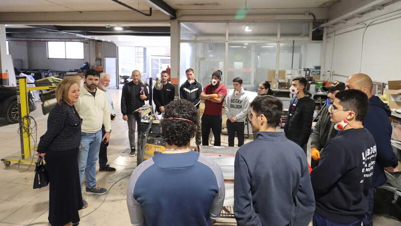 Diez jóvenes de Benidorm se forman en el curso de chapa y pintura del automóvil de la Concejalía de Juventud