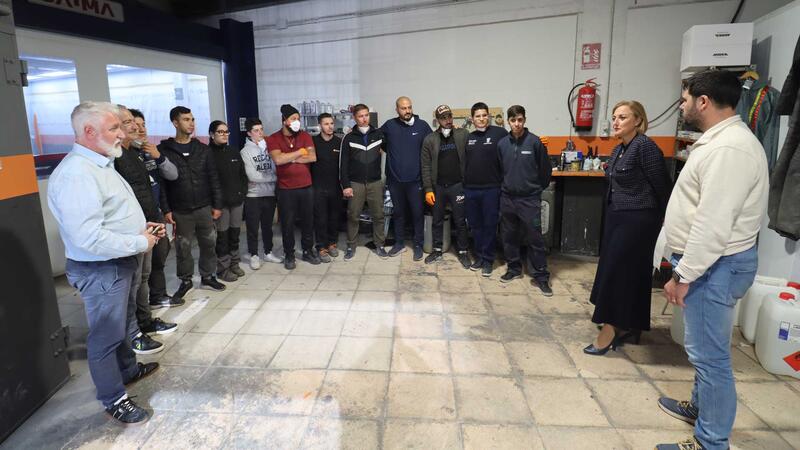 Diez jóvenes de Benidorm se forman en el curso de chapa y pintura del automóvil de la Concejalía de Juventud