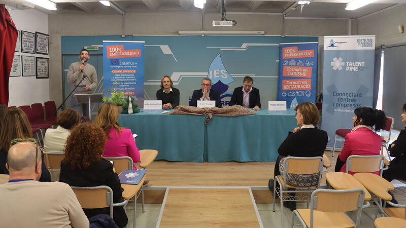 El IES Mediterrània alberga una jornada para fortalecer los vínculos entre los centros de FP y el tejido empresarial