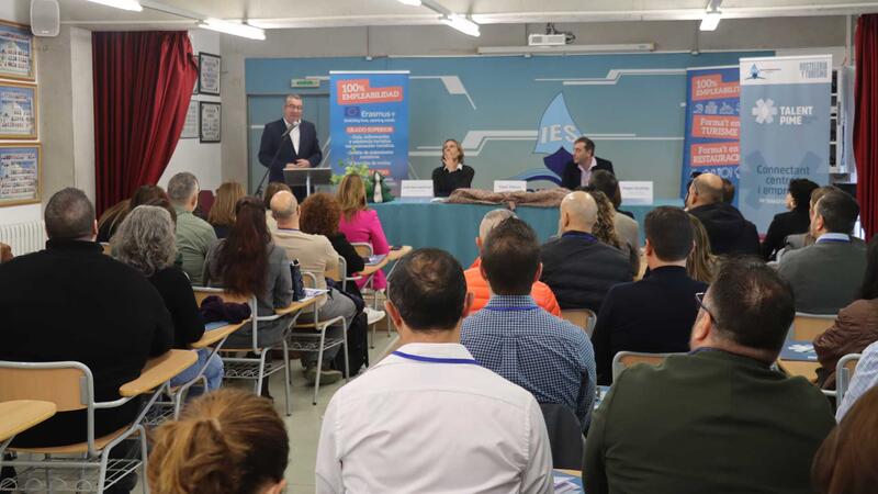 El IES Mediterrània alberga una jornada para fortalecer los vínculos entre los centros de FP y el tejido empresarial